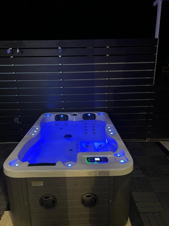 Loft Spa Greece - Enjoy Our Jacuzzi Каламата Екстер'єр фото