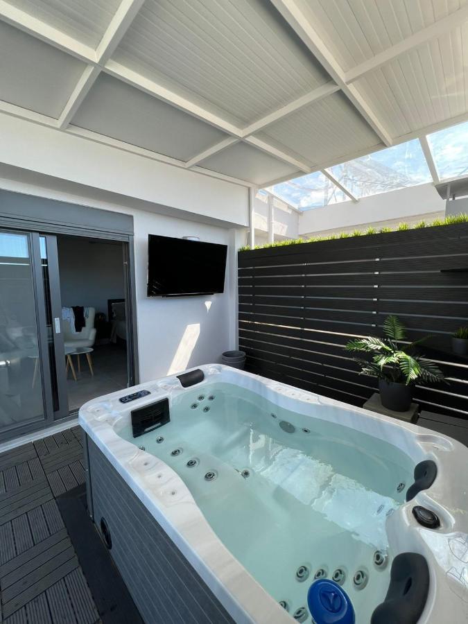Loft Spa Greece - Enjoy Our Jacuzzi Каламата Екстер'єр фото